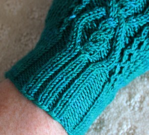 ribbing to cable detail in kaapeli mittens